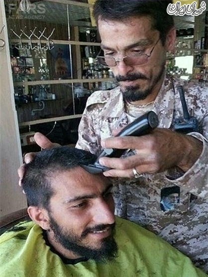یک شهید در حال اصلاح سر شهید صدرزاده+عکس یک شهید در حال اصلاح سر شهید صدرزاده+عکس