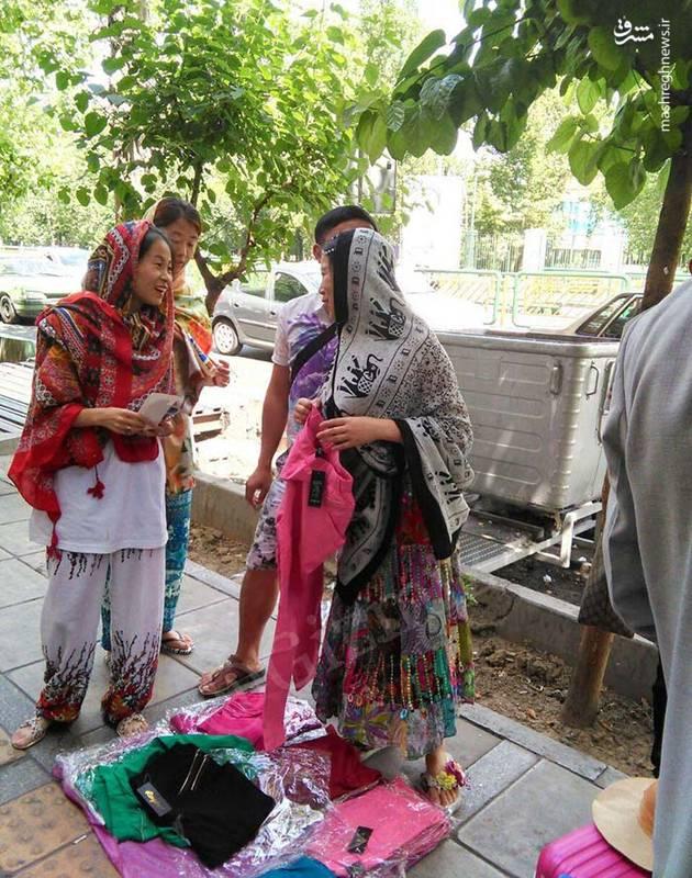 دستفروشی توریست‌های چینی در تهران!+عکس