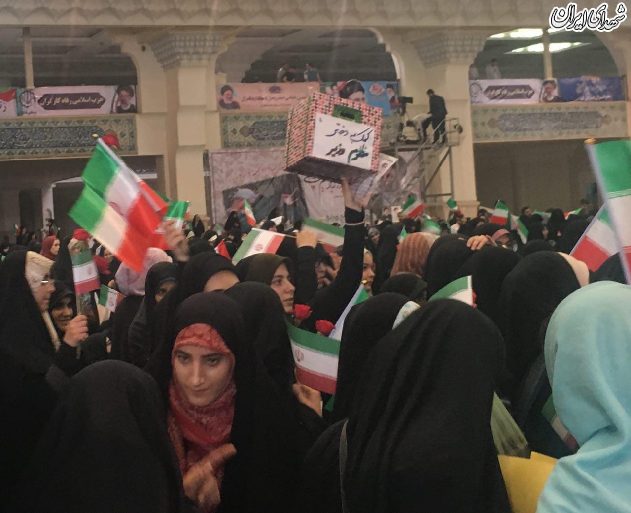 عکس/ صندوق کمک به دختر مظلوم وزیر در همایش رئیسی