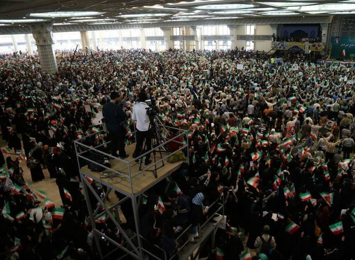حماسه رئیسی- قالیباف در قلب تهران/ مصلی دیگر جا ندارد/ رئیسی دست قالیباف را بالا برد حماسه رئیسی- قالیباف در قلب تهران/ مصلی دیگر جا ندارد/ رئیسی دست قالیباف را بالا برد