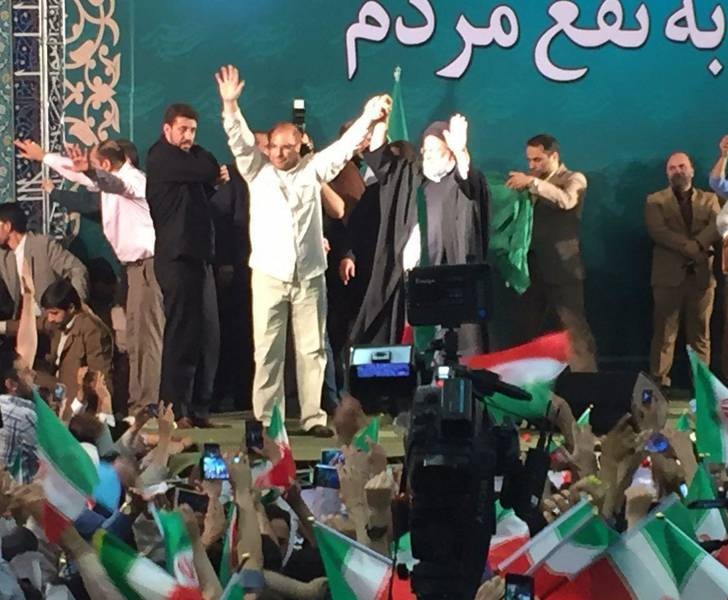 حماسه رئیسی- قالیباف در قلب تهران/ مصلی دیگر جا ندارد/ رئیسی دست قالیباف را بالا برد حماسه رئیسی- قالیباف در قلب تهران/ مصلی دیگر جا ندارد/ رئیسی دست قالیباف را بالا برد
