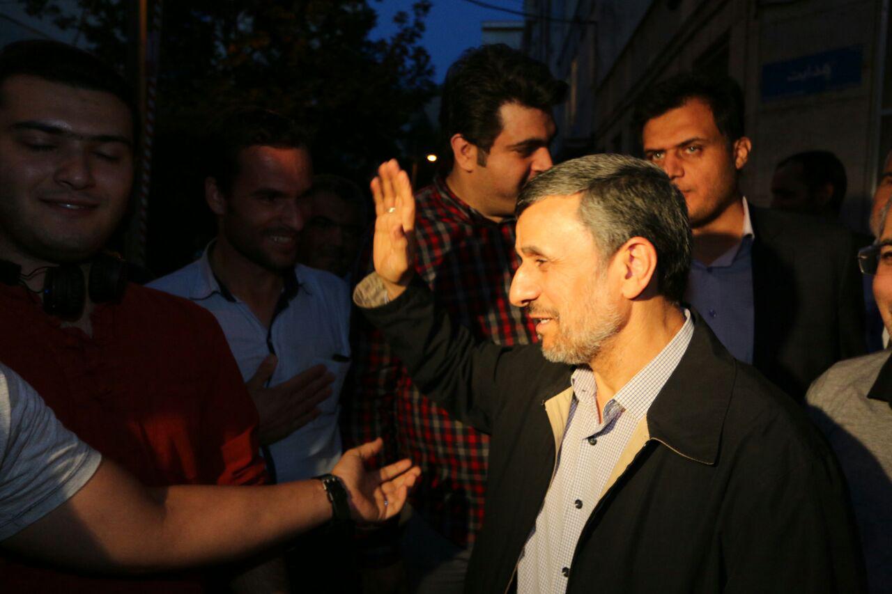 احمدی نژاد در حال انداختن رای به صندوق+عکس