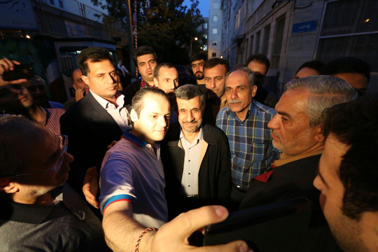 احمدی نژاد در حال انداختن رای به صندوق+عکس