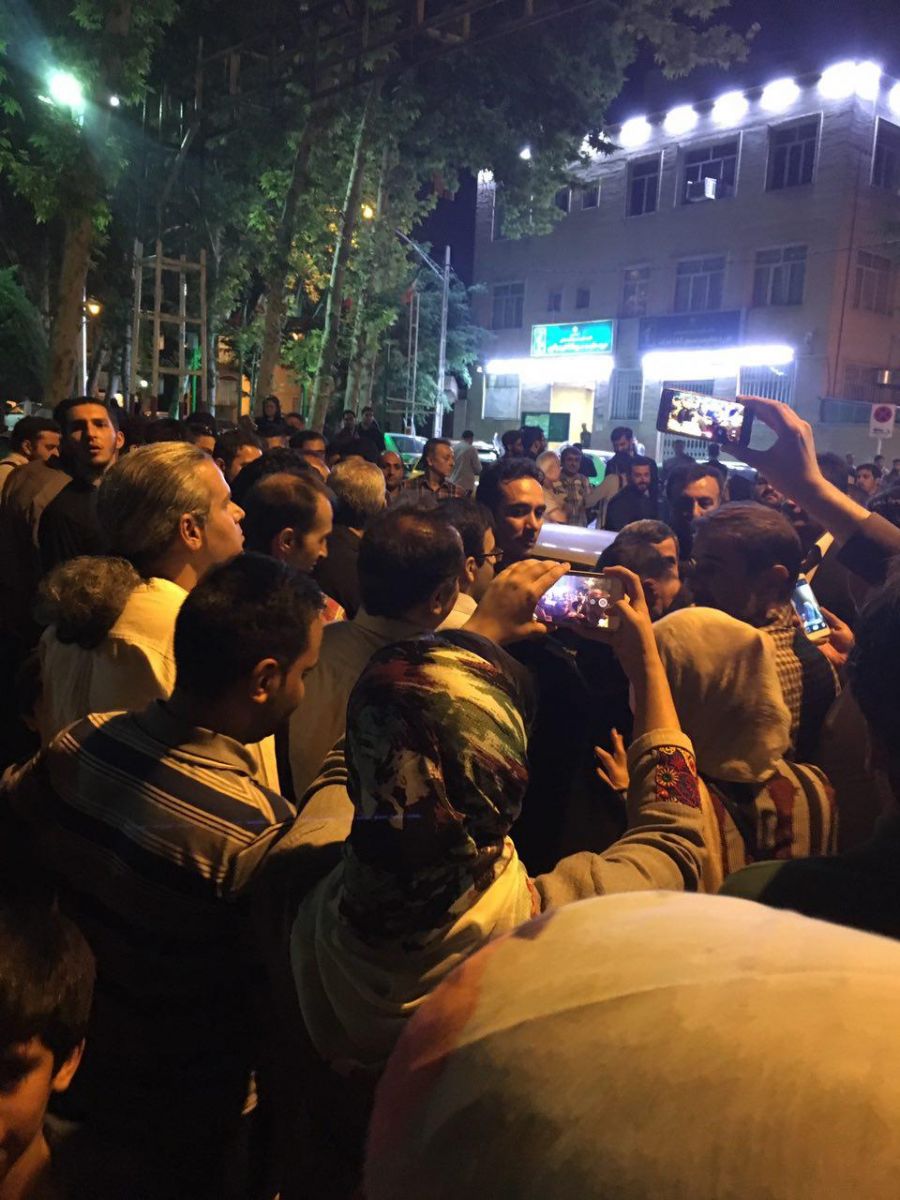 احمدی نژاد در حال انداختن رای به صندوق+عکس