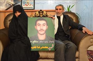 پدر شهید مدافع حرم را کتک و عکس شهیدش را نیز پاره کردند؟! پدر شهید مدافع حرم را کتک و عکس شهیدش را نیز پاره کردند؟!