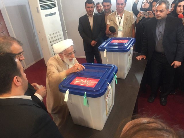 آیت الله جنتی در حال انداختن رای به صندوق