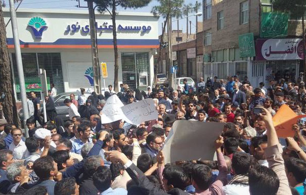 عکس/ حضور حجت الاسلام رئیسی در گلزار شهدای بیرجند