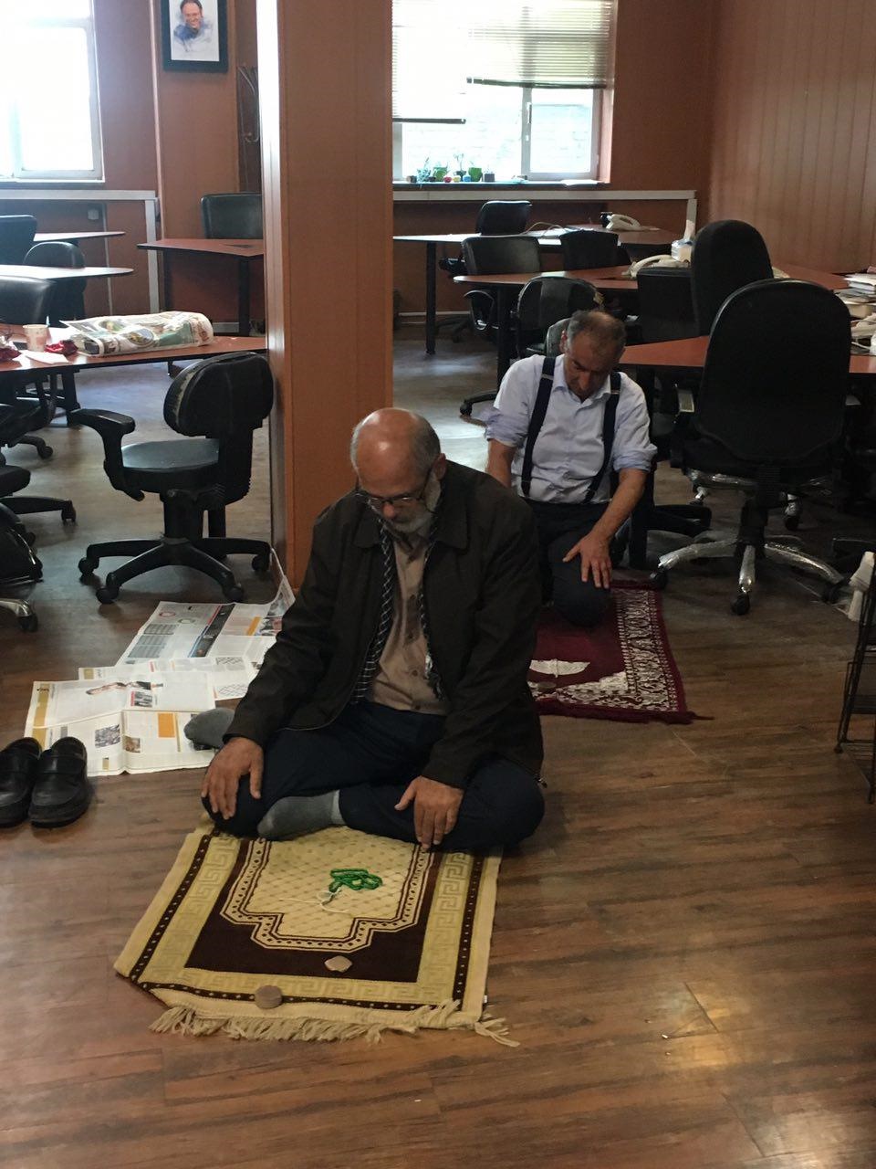 نماز جماعت ۲ نفره زیباکلام و حسین الله‌کرم +عکس