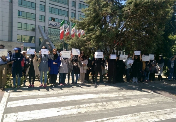 بازهم تجمع اعتراضی مقابل وزارت بهداشت بازهم تجمع اعتراضی مقابل وزارت بهداشت