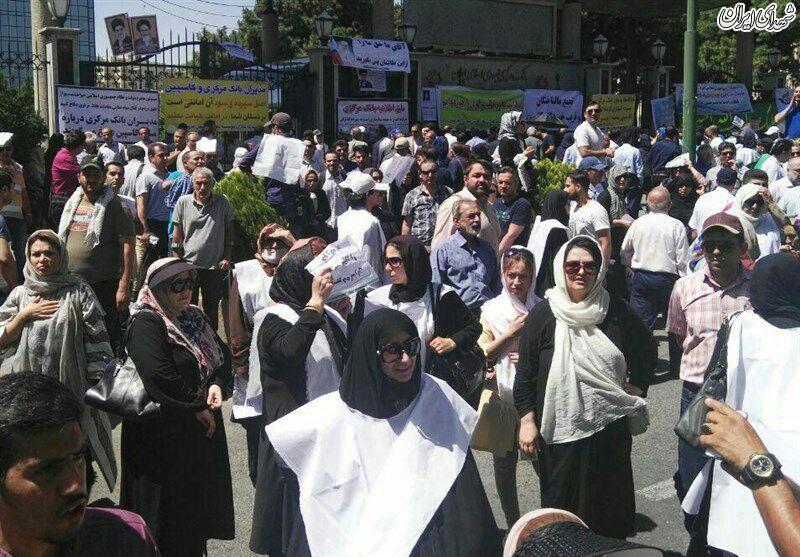 عکس/ تجمع مال باختگان کاسپین در مقابل مجلس