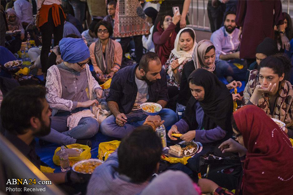 نماز و افطاری مسلمانان مقابل برج ترامپ+عکس نماز و افطاری مسلمانان مقابل برج ترامپ+عکس