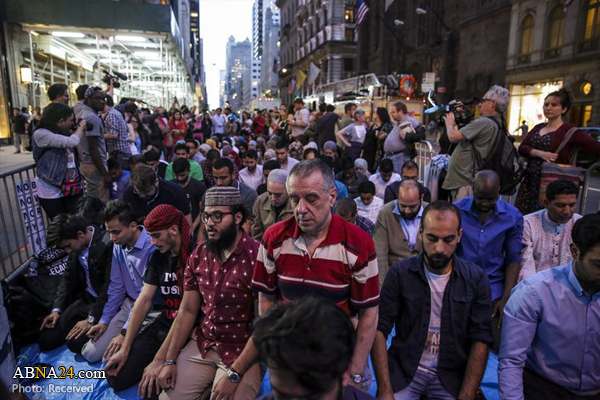 نماز و افطاری مسلمانان مقابل برج ترامپ+عکس نماز و افطاری مسلمانان مقابل برج ترامپ+عکس