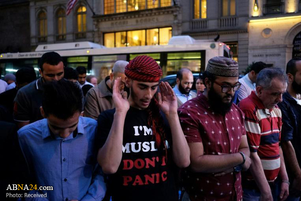 نماز و افطاری مسلمانان مقابل برج ترامپ+عکس نماز و افطاری مسلمانان مقابل برج ترامپ+عکس