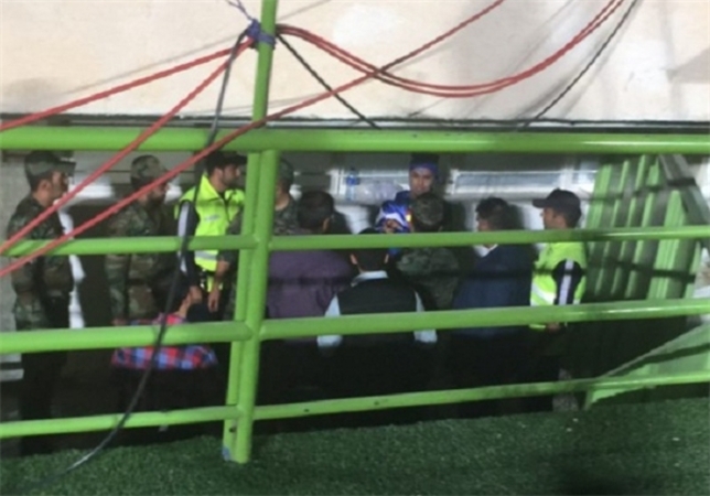 یک دختر در ورزشگاه آزادی دستگیر شد! +عکس یک دختر در ورزشگاه آزادی دستگیر شد! +عکس