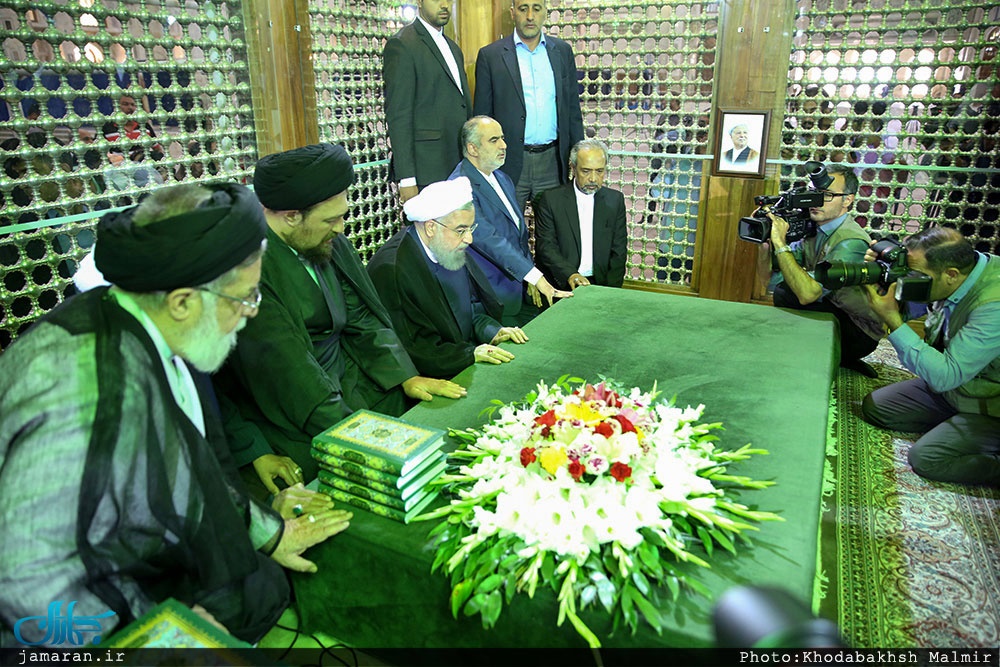 حسن روحانی بر مزار مرحوم هاشمی +عکس