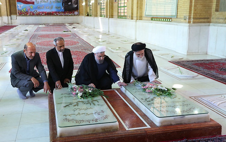 روحانی بر مزار شهیدان رجایی و باهنر+عکس