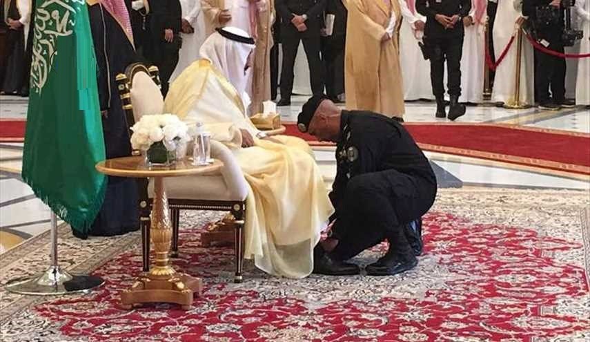 یک حرکت عجیب از محافظ ملک سلمان+عکس یک حرکت عجیب از محافظ ملک سلمان+عکس