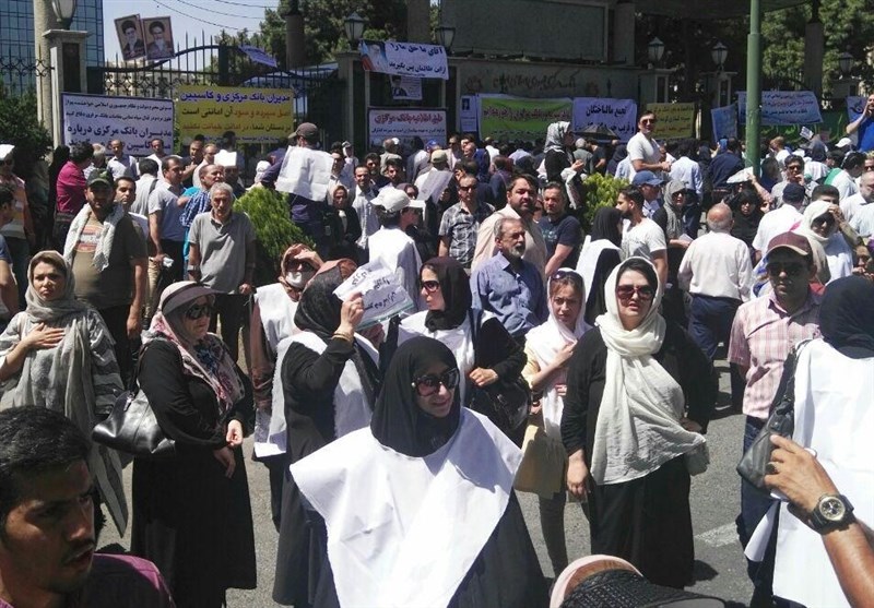 کاسپینیها مقابل بانک مرکزی کفن پوش شدند کاسپینیها مقابل بانک مرکزی کفن پوش شدند