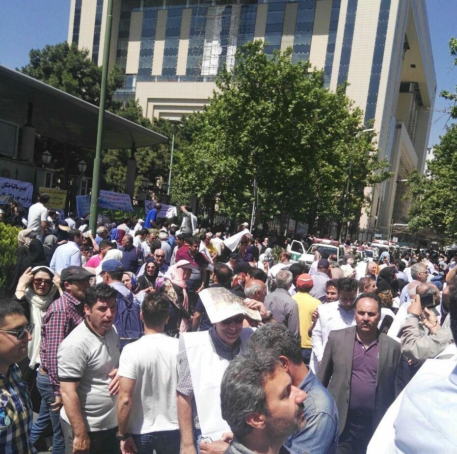 کاسپینیها مقابل بانک مرکزی کفن پوش شدند کاسپینیها مقابل بانک مرکزی کفن پوش شدند