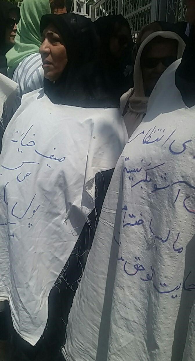 کاسپینیها مقابل بانک مرکزی کفن پوش شدند کاسپینیها مقابل بانک مرکزی کفن پوش شدند