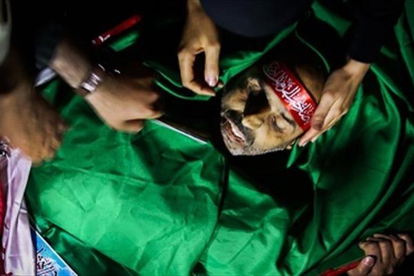 نماز آیت‌الله موحدی کرمانی بر پیکر شهید نصیری
