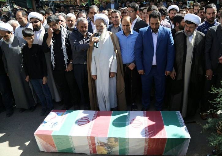نماز آیت‌الله موحدی کرمانی بر پیکر شهید نصیری