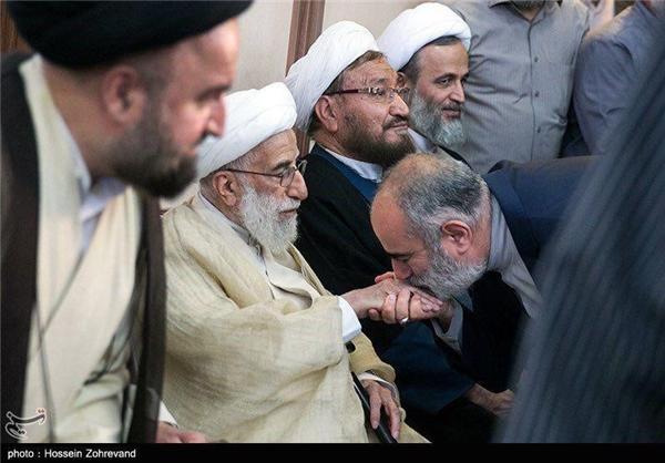 بوسه آشنا بر دستان آیت الله جنتی +عکس بوسه آشنا بر دستان آیت الله جنتی +عکس