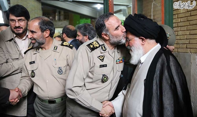بوسه یک ارتشی بر پیشانی آیت الله علم الهدی