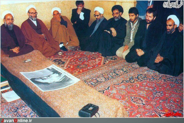 آیت الله جوادی آملی در کنار تابوت علامه طباطبایی