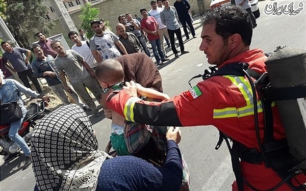 عکس/ نجات 16 نفر در آتش ودود