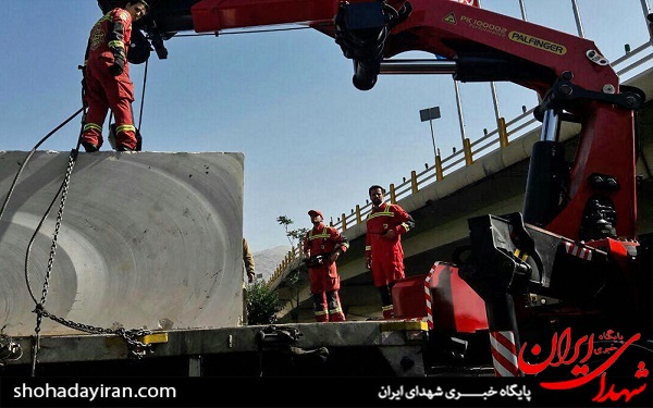 عکس/واژگونی تریلی حامل سنگ20 تنی دربزرگراه نیایش