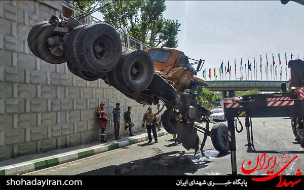 عکس/واژگونی تریلی حامل سنگ20 تنی دربزرگراه نیایش