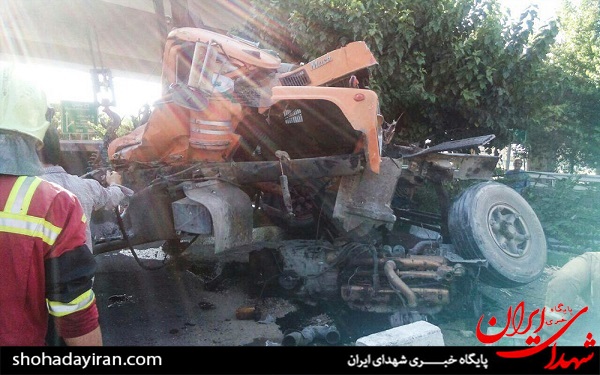 عکس/واژگونی تریلی حامل سنگ20 تنی دربزرگراه نیایش