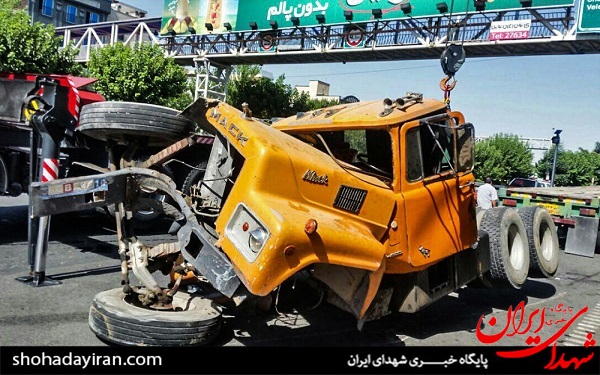 عکس/واژگونی تریلی حامل سنگ20 تنی دربزرگراه نیایش