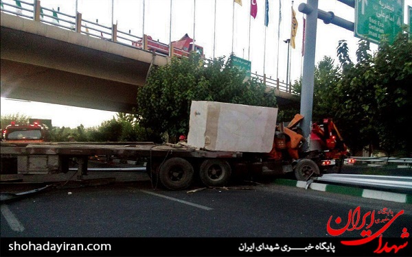 عکس/واژگونی تریلی حامل سنگ20 تنی دربزرگراه نیایش
