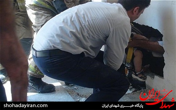 عکس/نجات کودک یک ساله در درز انقطاع ساختمان