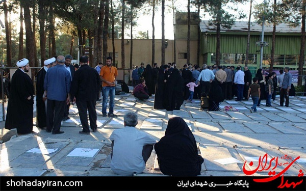 عکس/ اعتراض گرافیکی به یکسان سازی مزار شهدای اصفهان
