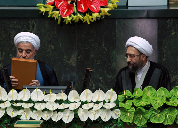 رئیس جمهور روحانی در پیشگاه قرآن کریم سوگند یاد کرد رئیس جمهور روحانی در پیشگاه قرآن کریم سوگند یاد کرد