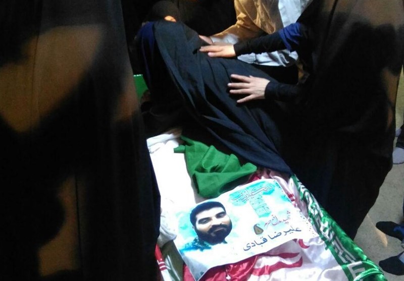 دستی که باید بوسیده شود به دست فردی شرور شکسته شد!/ بی توجهی مسؤولین به خانواده شهدا دستی که باید بوسیده شود به دست فردی شرور شکسته شد!/ بی توجهی مسؤولین به خانواده شهدا