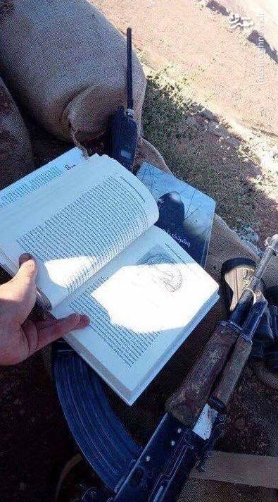 کتابی که رزمندگان حزبالله در خط مقدم میخوانند +عکس کتابی که رزمندگان حزبالله در خط مقدم میخوانند +عکس