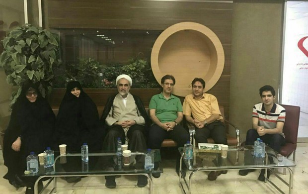 دیدار فرزند منتظری با خانواده یکی از سران فتنه! +عکس دیدار فرزند منتظری با خانواده یکی از سران فتنه! +عکس