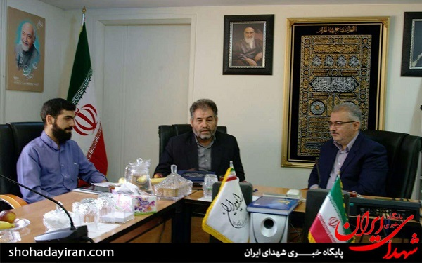 تجلیل سرلشگر ایزدی از رادیو ایران و پلاک 8 + عکس تجلیل سرلشگر ایزدی از رادیو ایران و پلاک 8 + عکس