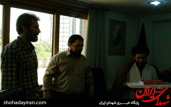 تجلیل سرلشگر ایزدی از رادیو ایران و پلاک 8 + عکس تجلیل سرلشگر ایزدی از رادیو ایران و پلاک 8 + عکس