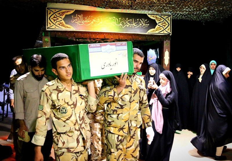 وداع فرزندان خردسال شهید فاطمیون با پیکر پدر+عکس وداع فرزندان خردسال شهید فاطمیون با پیکر پدر+عکس