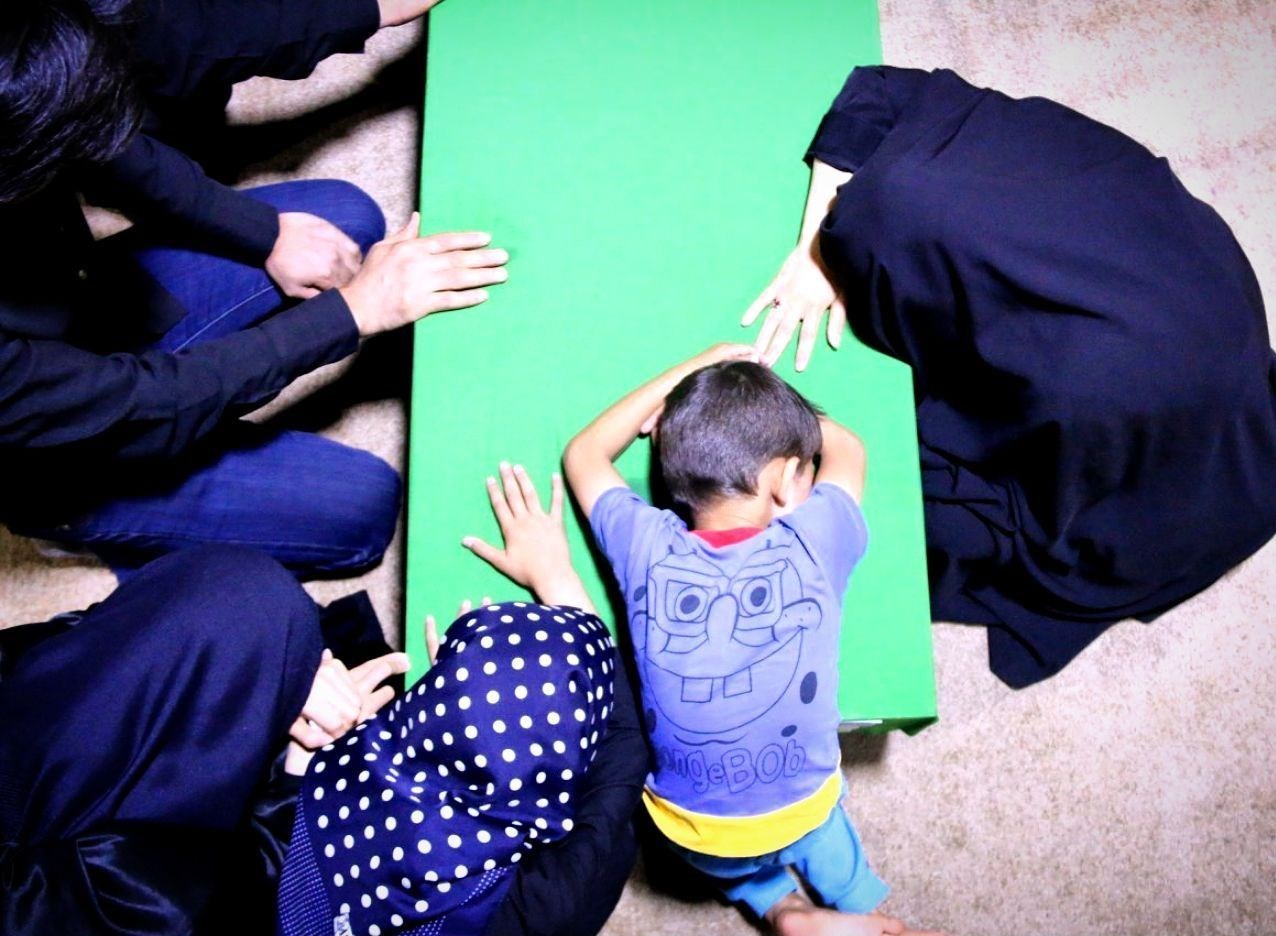 وداع فرزندان خردسال شهید فاطمیون با پیکر پدر+عکس وداع فرزندان خردسال شهید فاطمیون با پیکر پدر+عکس