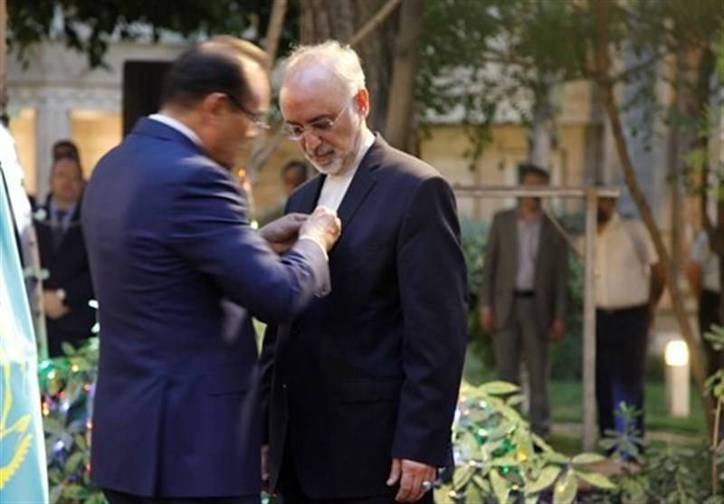 اهدای نشان افتخار به صالحی در قزاقستان! اهدای نشان افتخار به صالحی در قزاقستان!