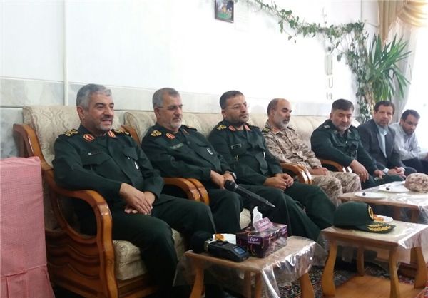 دیدار سرزده فرمانده سپاه با خانواده شهید حججی+عکس دیدار سرزده فرمانده سپاه با خانواده شهید حججی+عکس