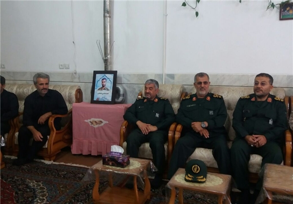 دیدار سرزده فرمانده سپاه با خانواده شهید حججی+عکس دیدار سرزده فرمانده سپاه با خانواده شهید حججی+عکس