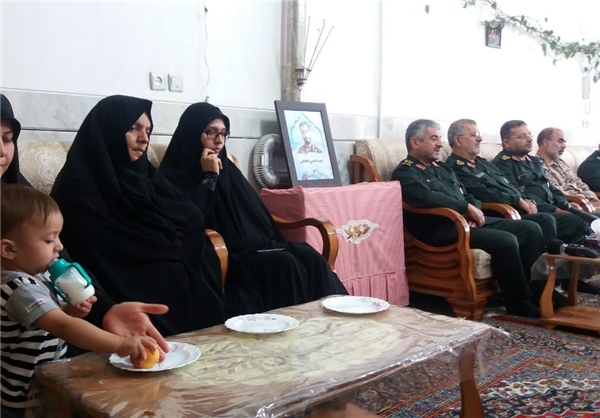 دیدار سرزده فرمانده سپاه با خانواده شهید حججی+عکس دیدار سرزده فرمانده سپاه با خانواده شهید حججی+عکس