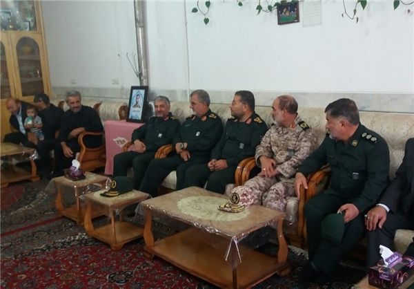 دیدار سرزده فرمانده سپاه با خانواده شهید حججی+عکس دیدار سرزده فرمانده سپاه با خانواده شهید حججی+عکس